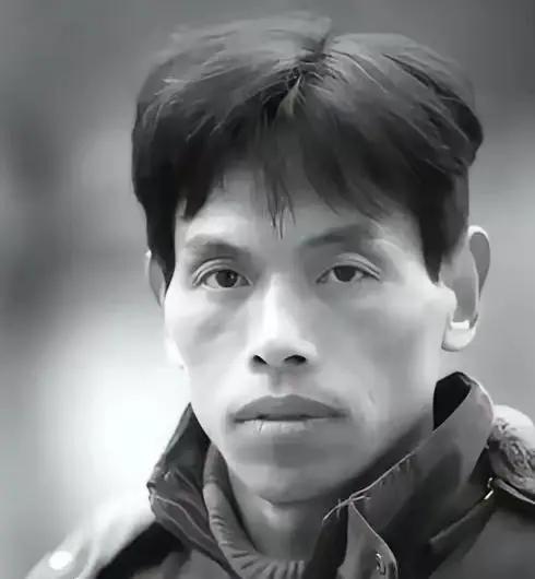 湖北仙桃出了个奇人，名叫熊庆华他6岁就攥着铅笔临摹小人书，一蹲就是大半天，没人