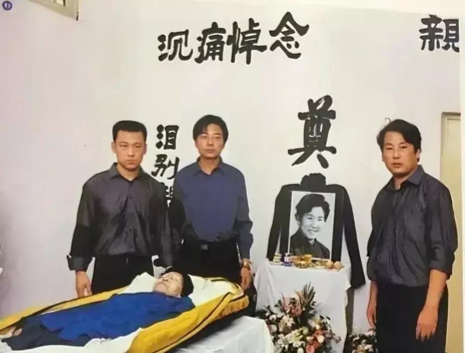这是2000年7月，赵丽蓉去世时，遗体告别时拍下的照片。赵丽蓉留下许多精典的小品
