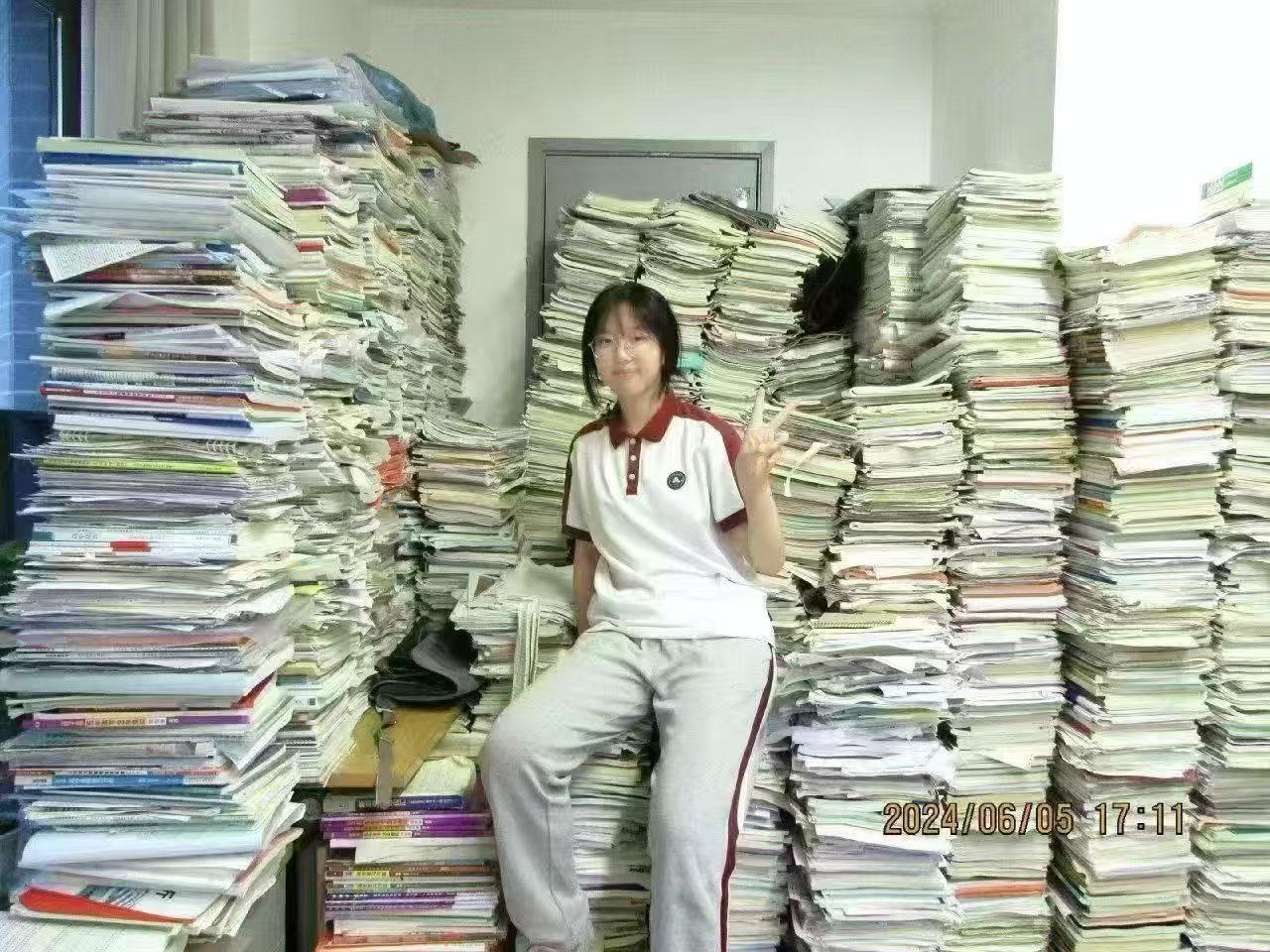 上大学为什么？当我看到这张照片时，一时之间不知该说啥好。一个戴着眼镜的清秀女