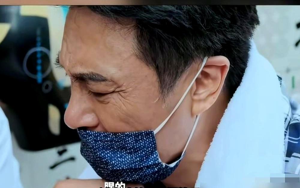 明星探店还敢实话实说？64岁吴镇宇在成都就这么干了。打卡热门网红门店，兔头入口就吐，蹄花汤觉得腥味重