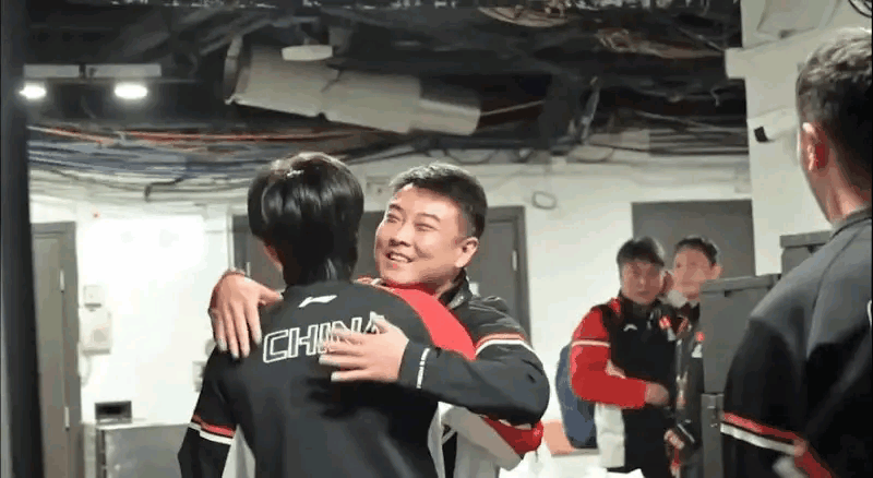 大家发现没有，头哥大战松岛辉空时，王皓指导一直在台上观看！头哥先输两局，然后头