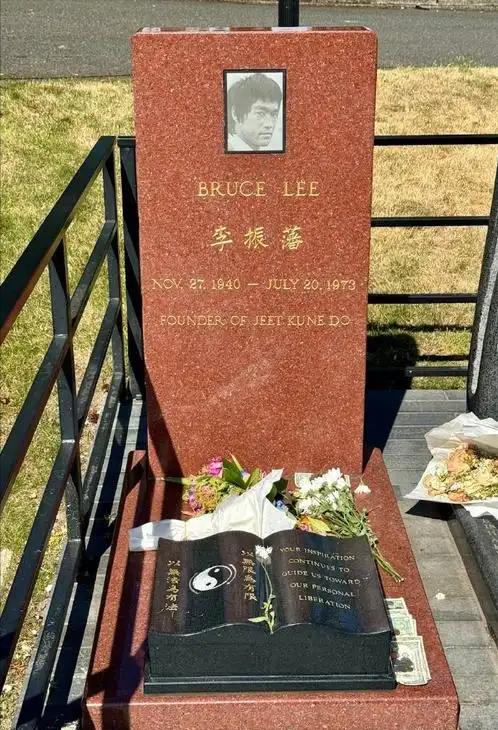 李小龙去世不过短短数十年，为何墓碑上的照片却换了好几次？可能很多人都不知道