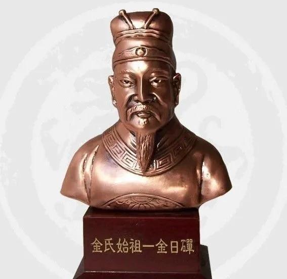 西汉时期，刘彻带嫔妃们在后宫赏马。马夫们忍不住眼神往刘彻身旁美人身上瞟。刘彻见状