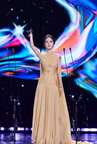 杨幂为了不蹭口红大口吃东西的样子好像演我啊哈哈哈哈哈～幂姐太萌了​​​