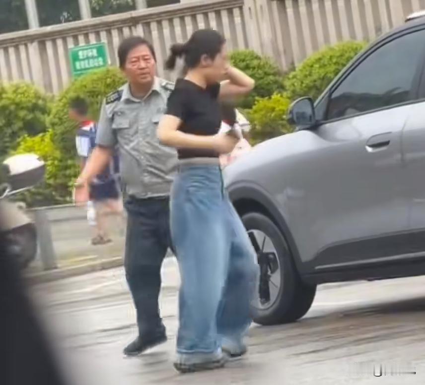 保安虽然是社会底层工作，他也有人格尊严、他也是不容任何人随意侵犯的。昨天看到一个