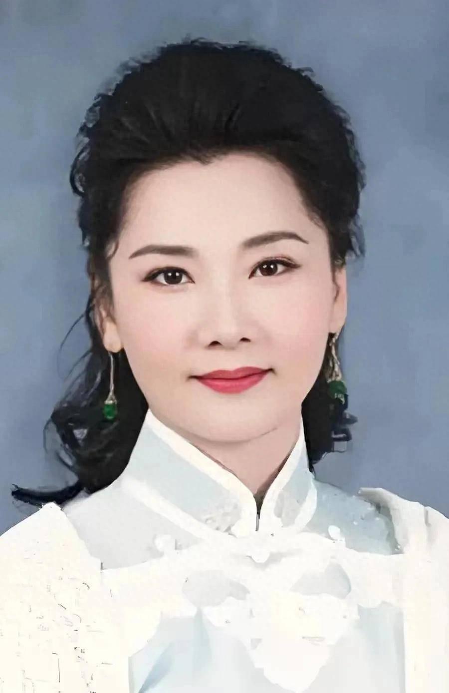 何赛飞两句话，撕开了娱乐圈最残酷的真相。何赛飞从小在浙江舟山岱山长大，家里条件