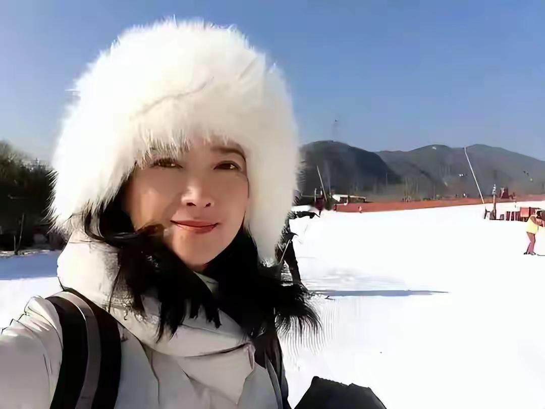 “古典第一美人”何晴12月15日在北京昌平殡仪馆举行葬礼。现场，儿子许何捧着遗像