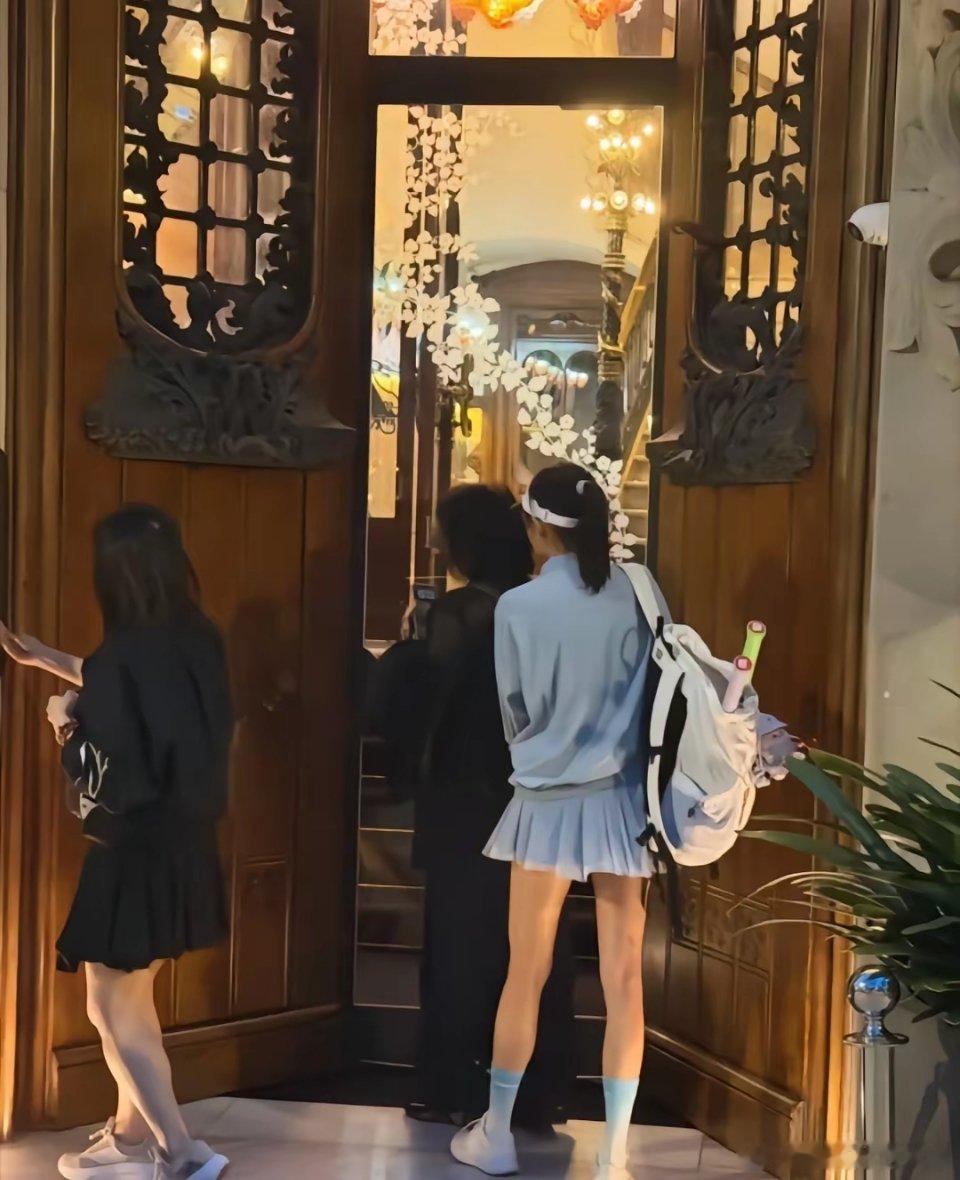 关晓彤真是高能量少女，去到国外也不忘运动。她和妈妈一起去巴塞罗那度假，被网友遇到