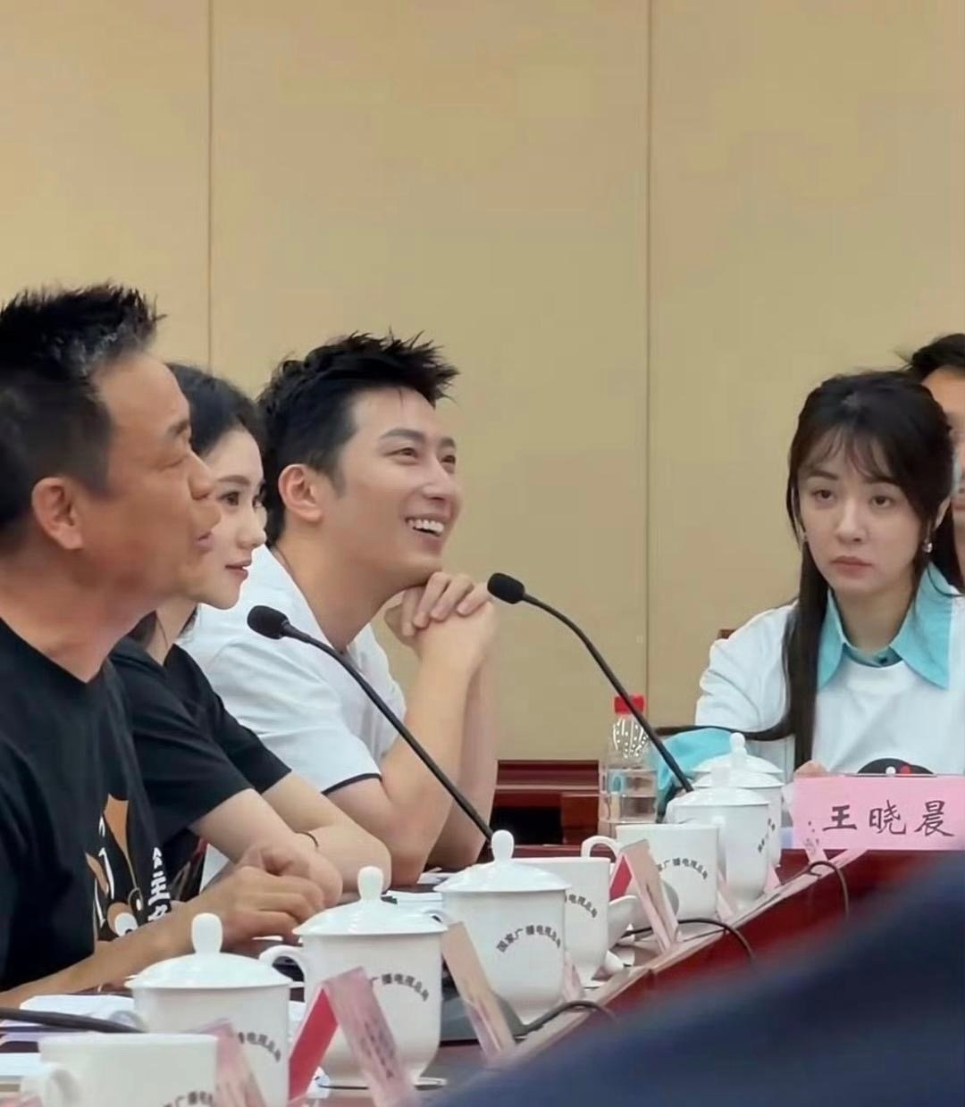 王晓晨⁠￼￼这是怎么了，前后反差太大了吧！​