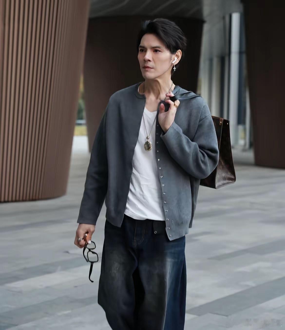 向佐是永远不会离开娱乐圈的原因很简单不是没人欣赏他，不是几个亿打水漂，是他再也找