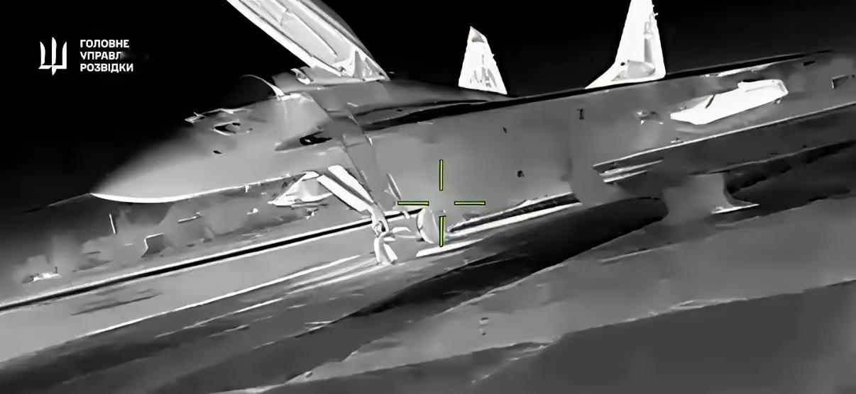 2架不值钱的无人机换了2架战斗机，乌克兰这一晚上是赚钱了！乌军无人机突袭克里米亚