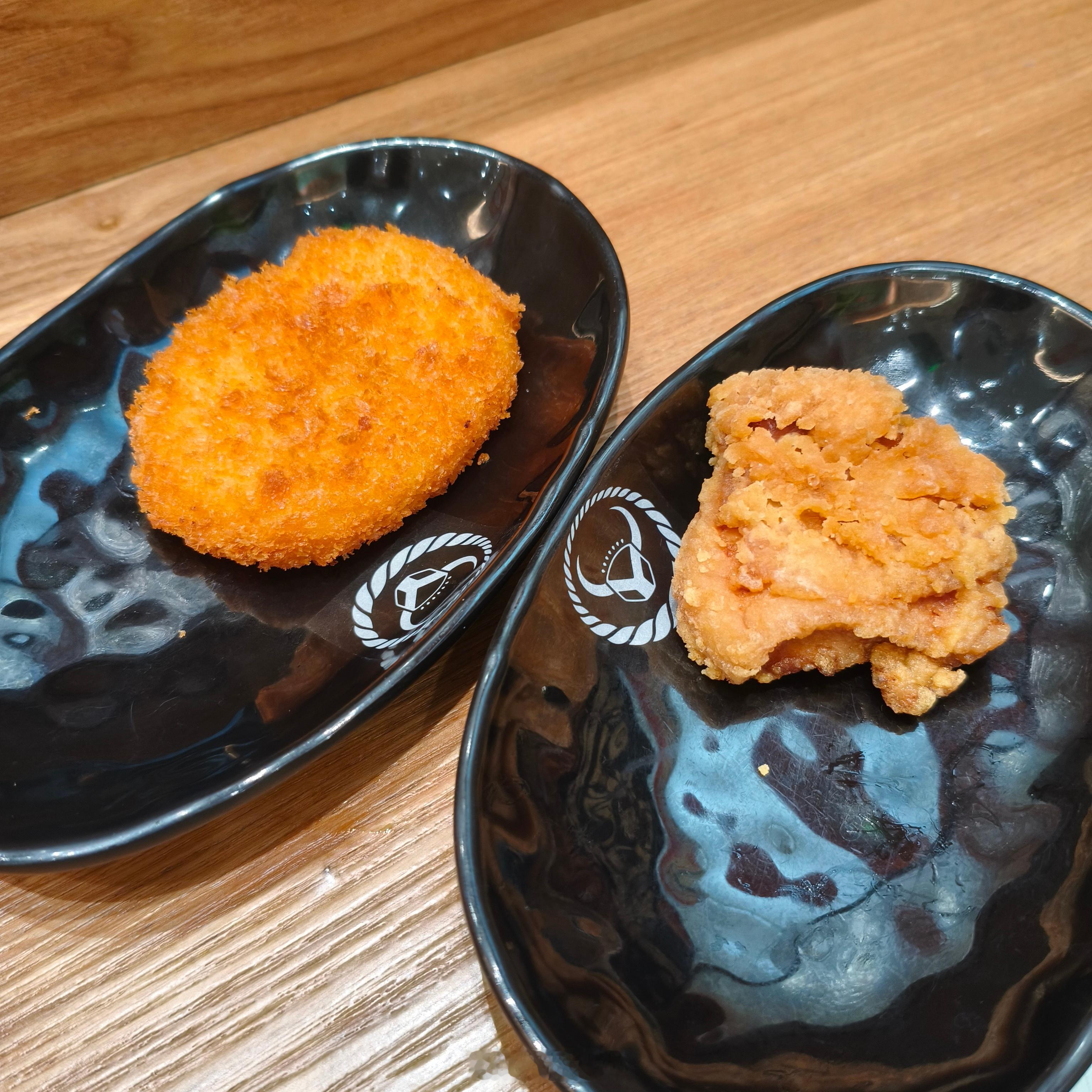 吉野家的分量真是令人发指……菜少饭多，如果不用酱汁或者辣椒拌饭的话，根本吃不完[
