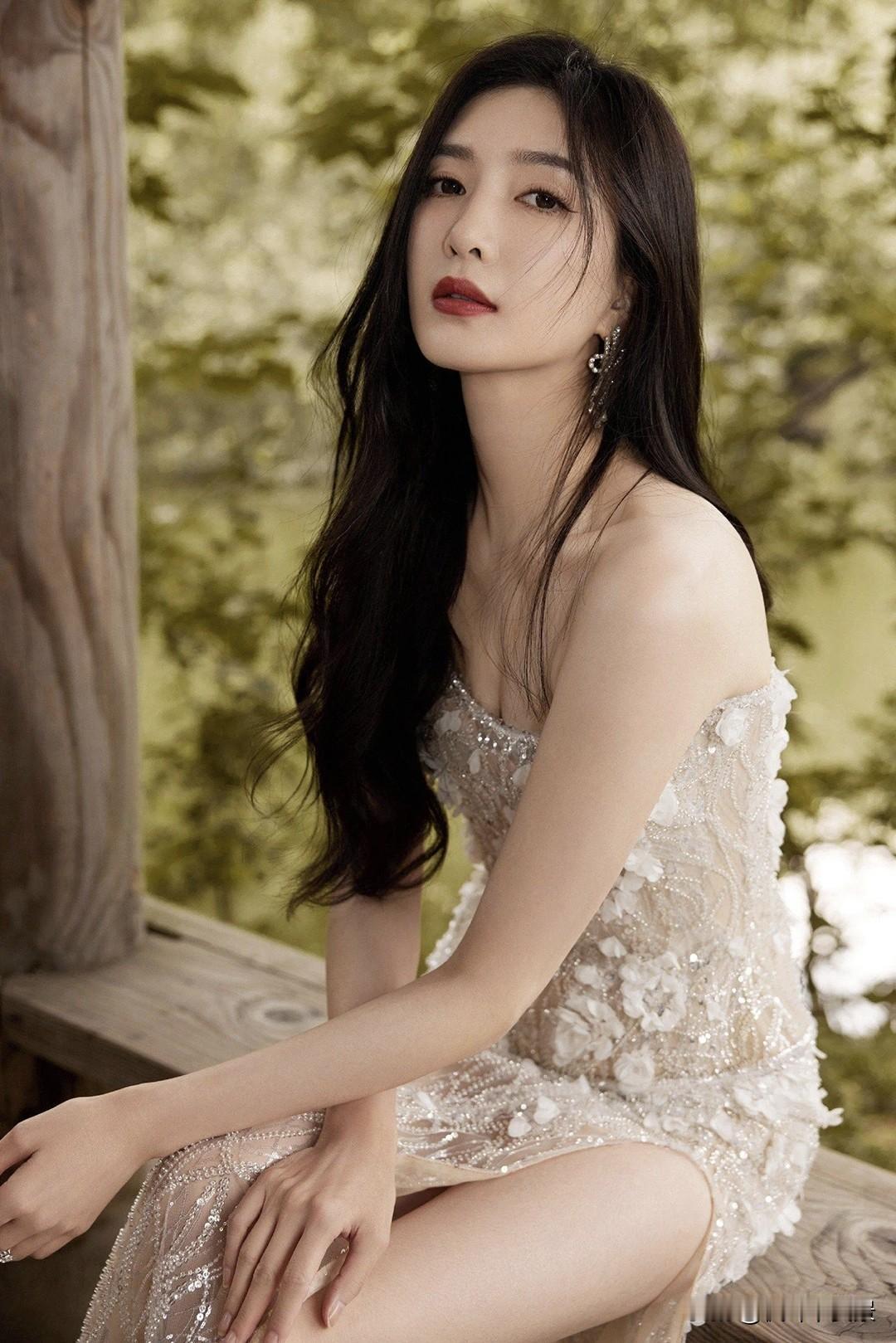 枫叶🍁江疏影|真敢穿！齐肩拖尾透视裙造型惊艳，网友直呼太美了。看看你拍摄的