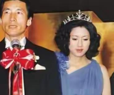小泉进次郎的父亲不帅，他母亲挺漂亮的，生得他比父亲帅多了。然后他娶了混血儿当媳妇