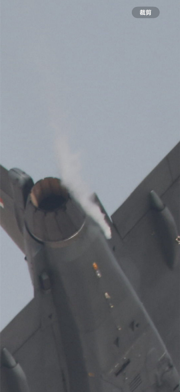 似乎原因很简单：这印度飞行员可能是左右不分，在该左滚改平的时候向右滚，结果飞机变