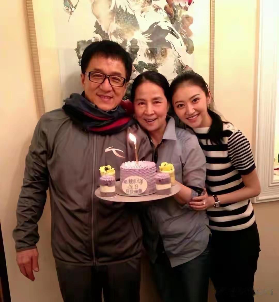 林凤娇，很多人只知道她是成龙的妻子，却不知道她曾经是风光无限的金马影后。年轻，