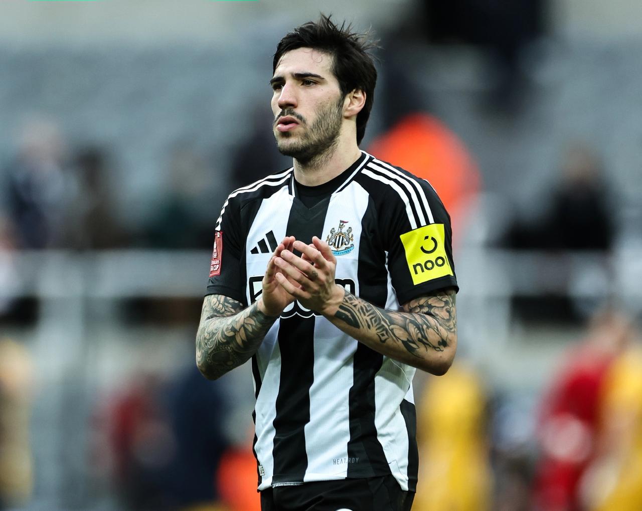 欧洲转会新闻发布会！★值得拥有！曼联已经与托纳利的经纪人开始接触，球员本人对