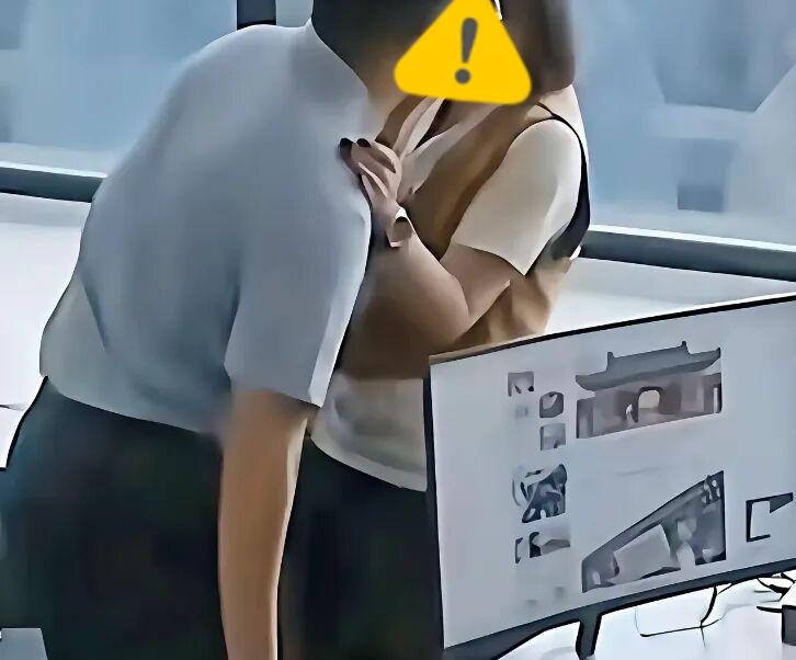 “还嫌不丢人？”北京，一男子跟女同事去库房核对物资，男子趁女同事不备，跑上前“亲