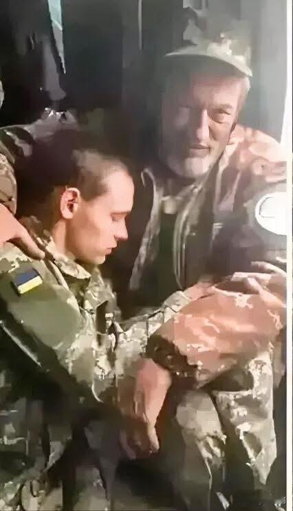 乌克兰战壕里一张父子相拥的照片让千万人泪崩。镜头里，满头白发的父亲肩头落满硝烟染