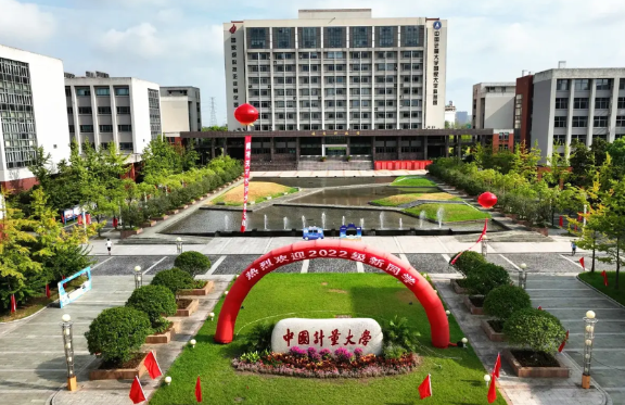 为啥多所高校明确不招复读生？不知道你发现没有，凡是考进名牌大学的学生，他们绝对