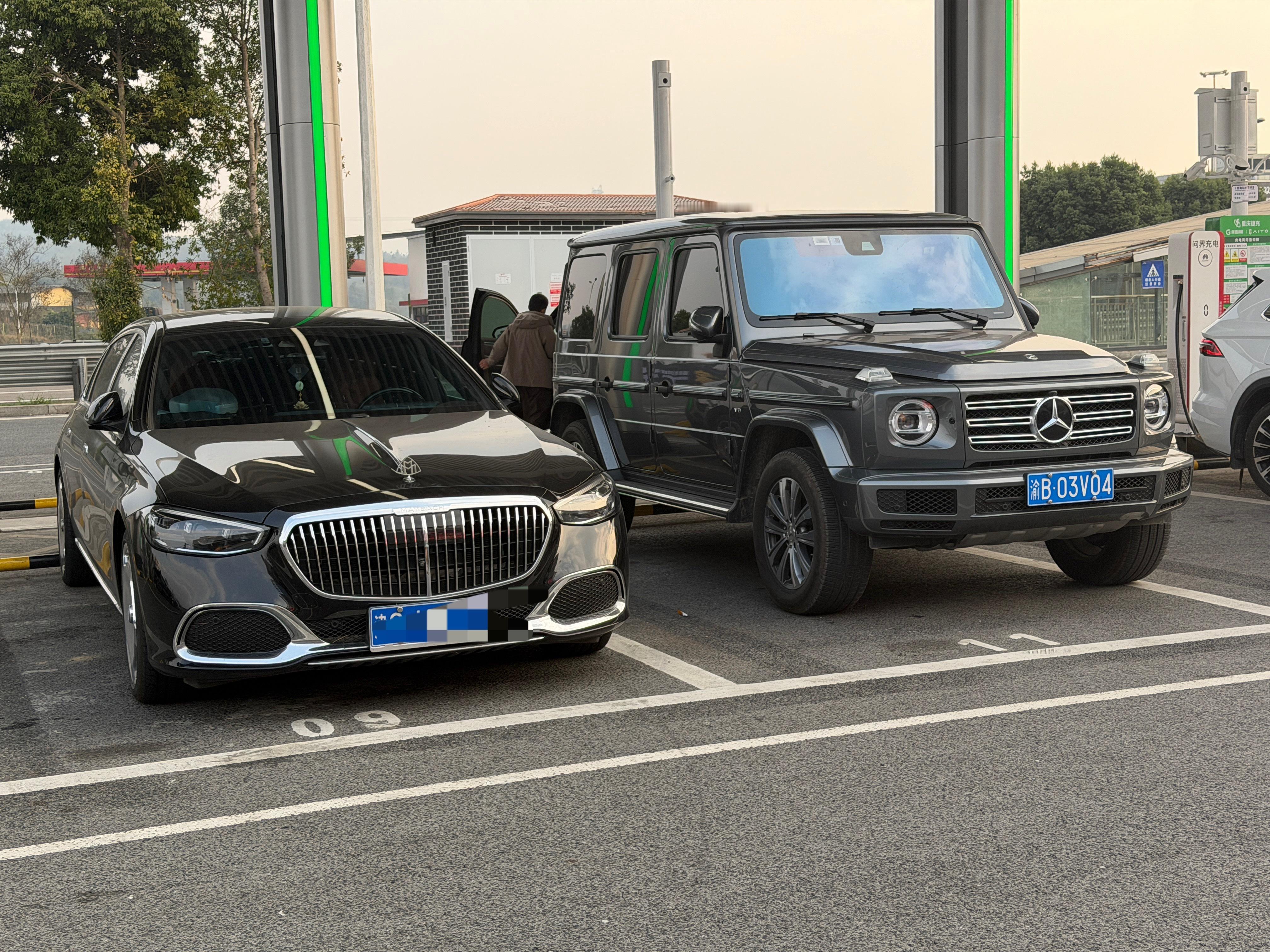 轿车最霸气的车：迈巴赫S、SUV最霸气的车：大G。刚好两台我都有