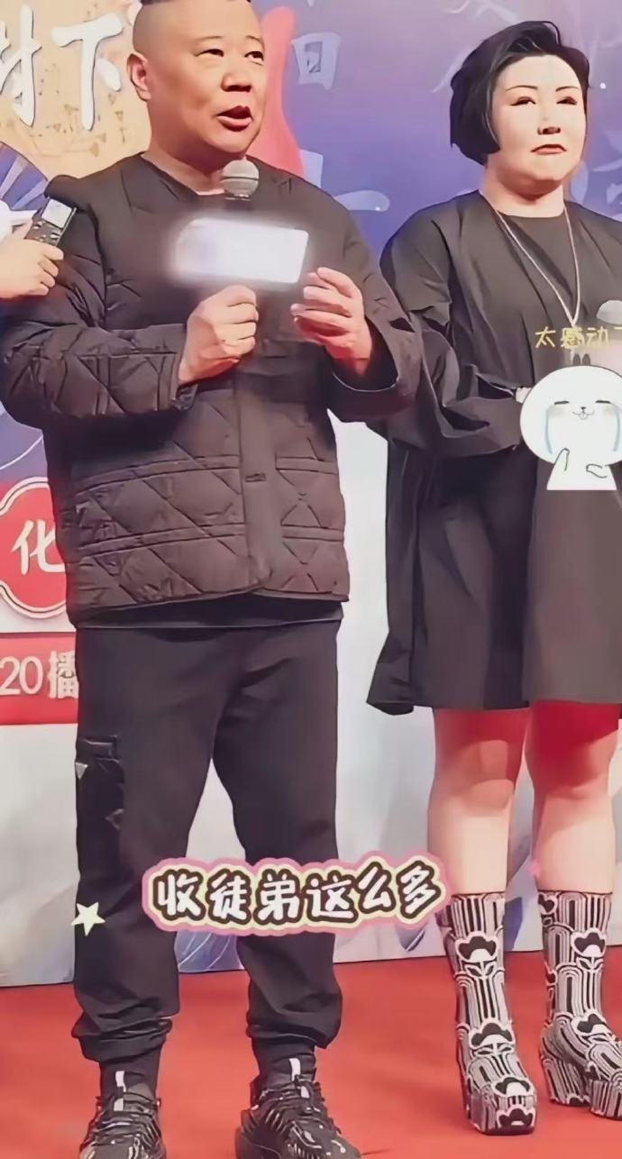 这两口子的打扮从来不让人失望。​​​