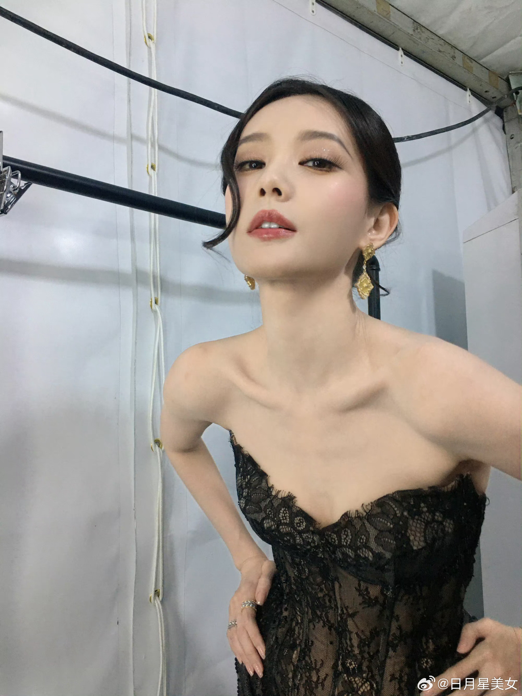 李一桐抹胸小胸性感