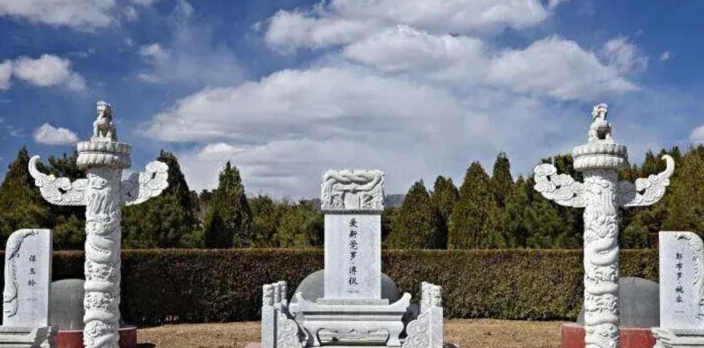 1967年10月17日，溥仪在北京因病去世后，他的家人不知道该以何种规格来安葬溥