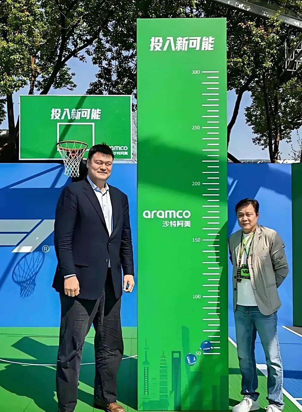 目测一下，范志毅身高也就150过一点……