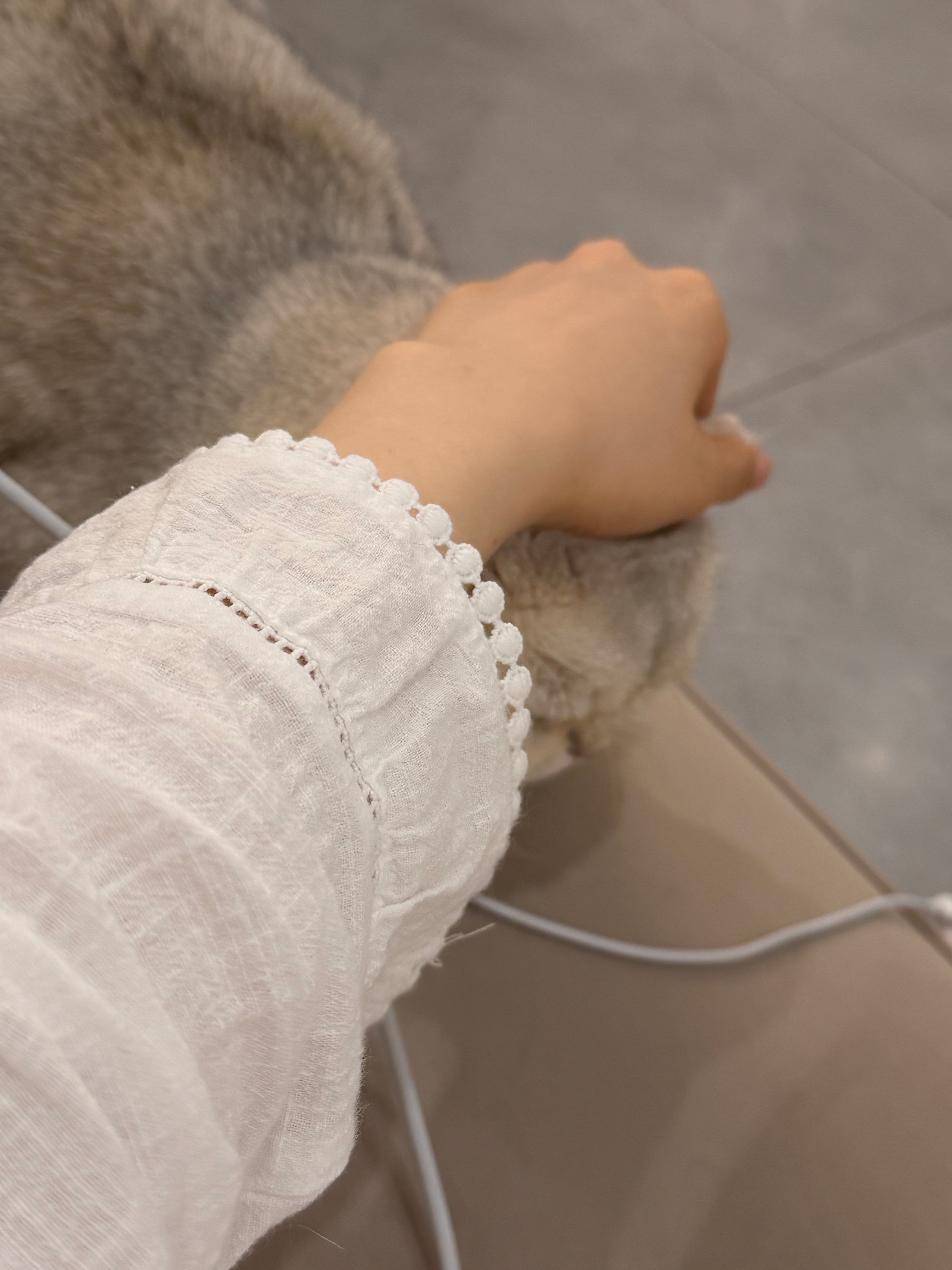 不得不承认有了宝宝后感觉有点忽略猫咪了很愧疚但是又好像没办法整个人自动就