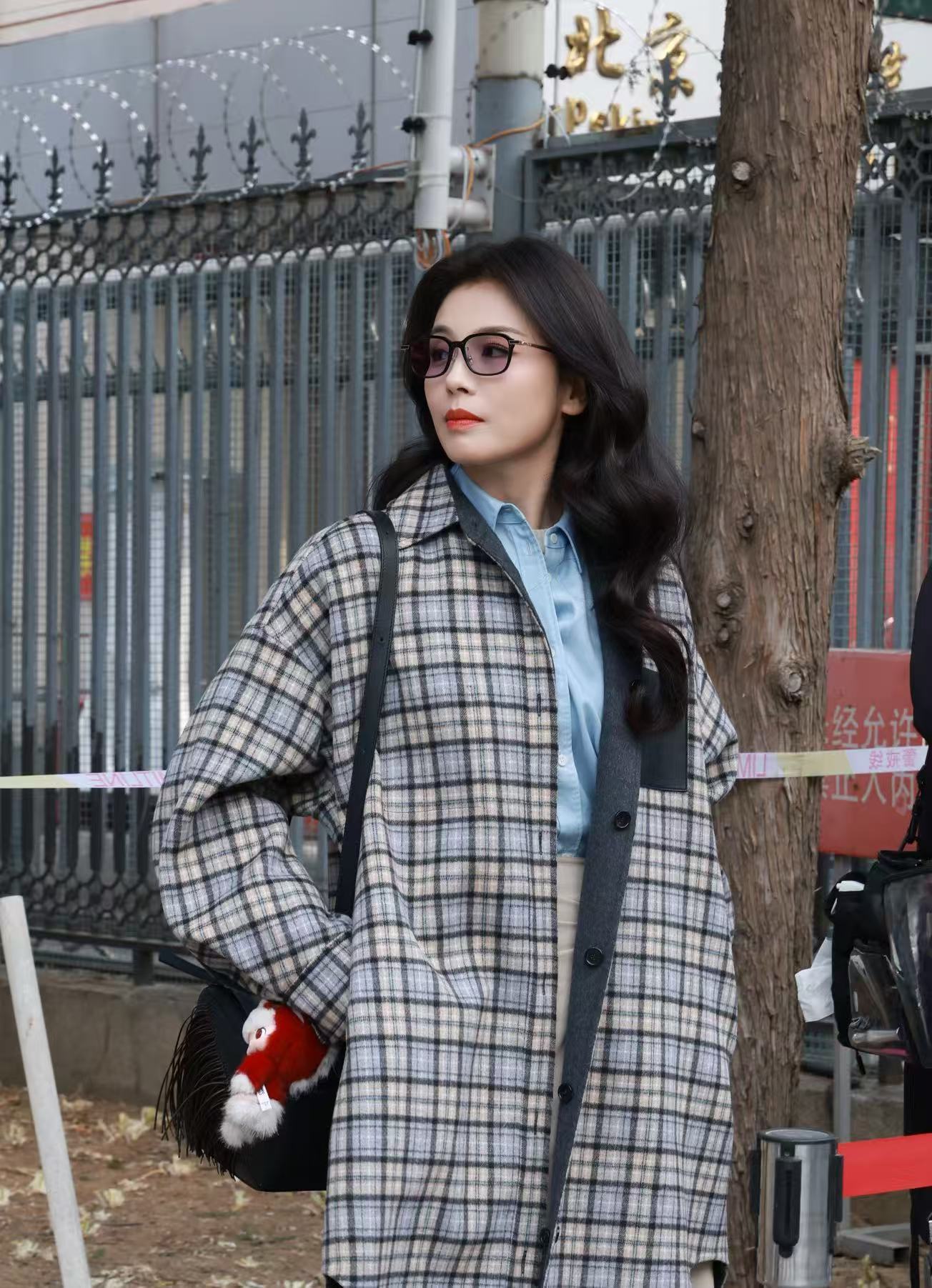 刘涛马年春晚第二次联排 首次现身马年春晚的联排，精致衬衣长裙+格子大衣，姐状态不