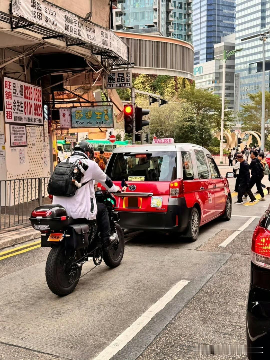 香港一名男子在淘宝以几千元买了一台玩具车（电车）。香港法律规定电动车不能上路。