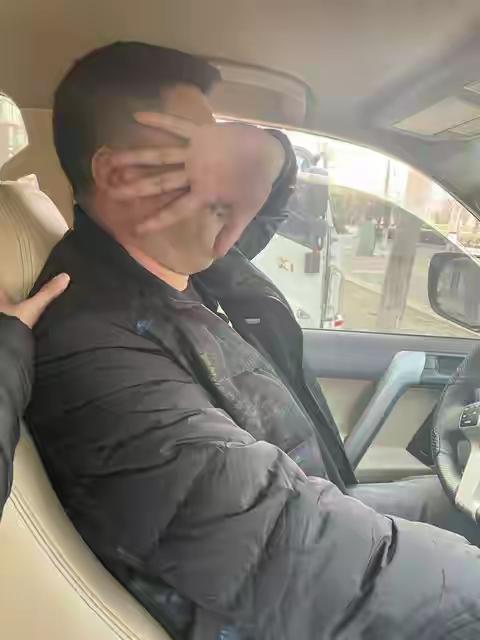 看哭了！一个男的，坐在驾驶座上，电话贴在耳朵边，哭得话都说不连贯："我没有妈妈了