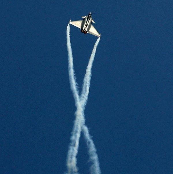 前几日迪拜航展上的印度光辉飞机闹了个新闻，说是飞机有三处地方漏油，搞得印度很没有