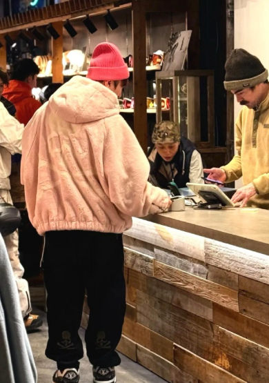 王思聪在日本奢侈品店购物，穿着200多万的限量款鞋子，购物时刷信用卡，王健林因债