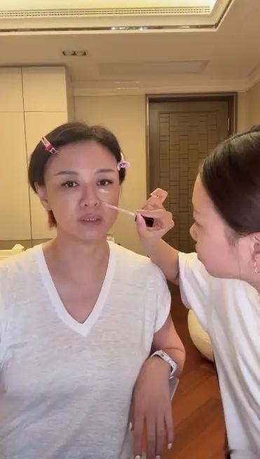 前央视主播李小萌晒14岁女儿，让女儿帮化妆的李小萌，母女俩都是素颜示人。53岁的