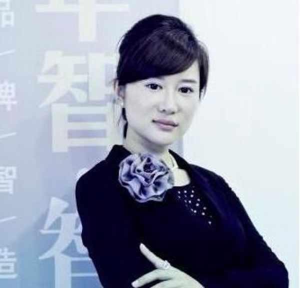 岁月到底对张纪中做了什么，年轻时那么一个清爽干净的小伙子，如今这么个模样。如果杜