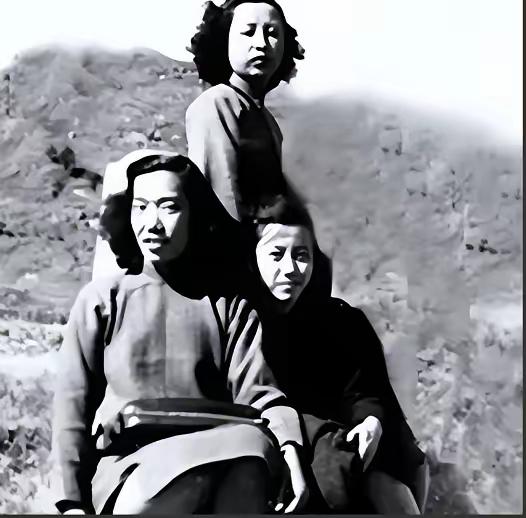 1948年，小姑娘没拿稳，手上的万金油滑进了室内。特务弯腰去捡的一瞬间，小姑娘