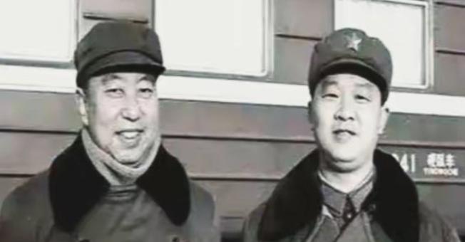 1981年，华国锋退下来了。组织部门的人专门找到他的秘书曹万贵，桌上摊开几份调令