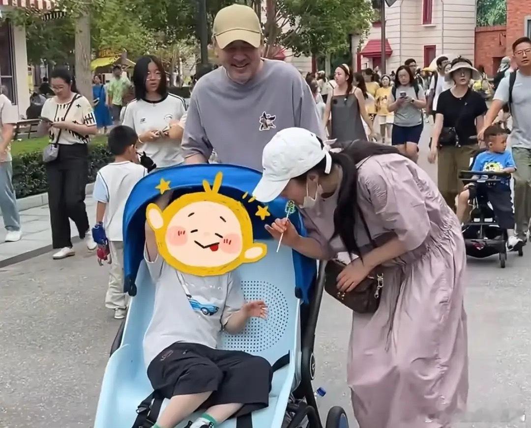 蒋勤勤一家出游，身上背2万LV包，陈建斌用小车推着7岁儿子乐开花！​​​