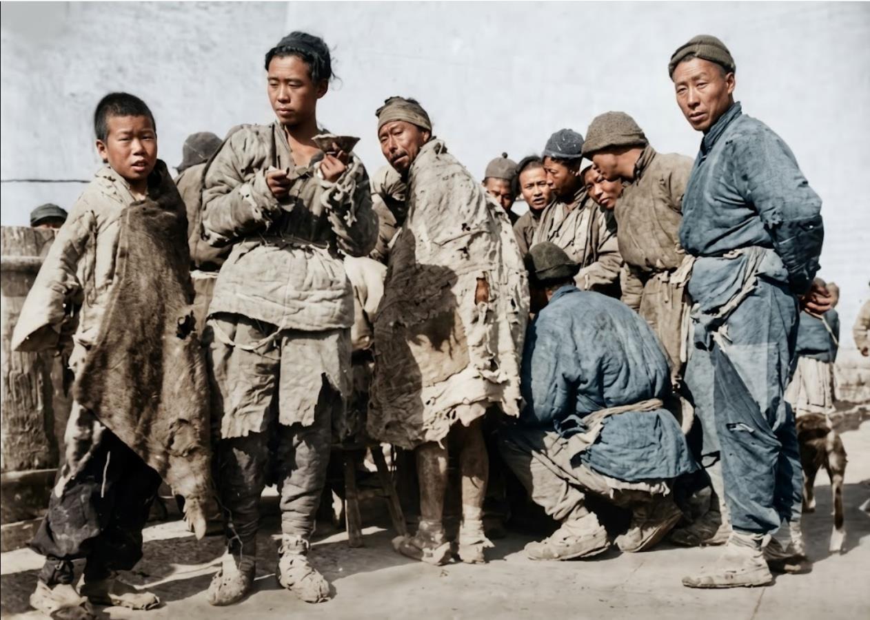 晚清，一群在冬天里瑟缩的流民与乞丐。衣不蔽体，鞋露脚趾，破棉絮像花瓣一样挂在身
