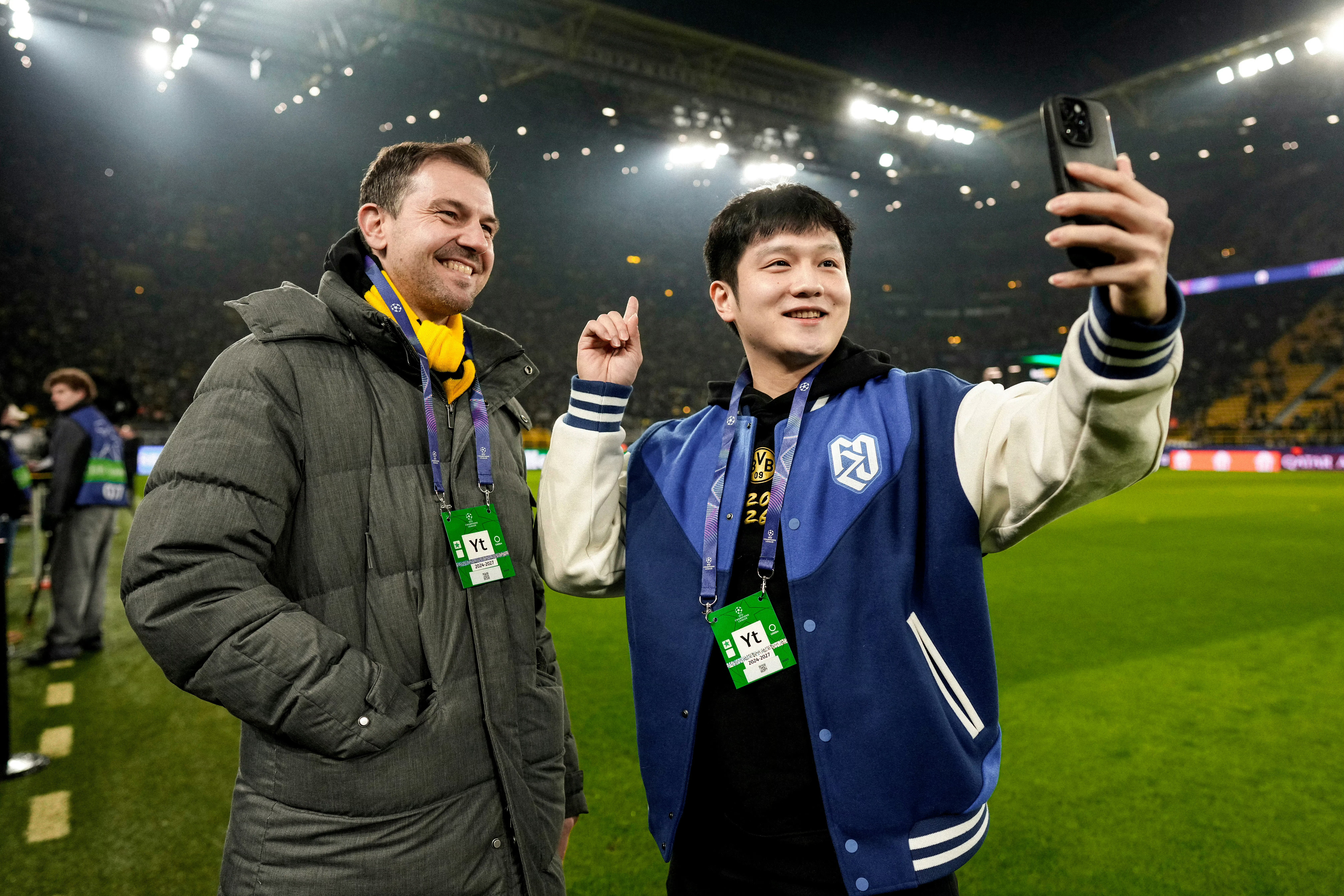 樊振东脖子上挂的好像VX二维码帅哥加个联系方式