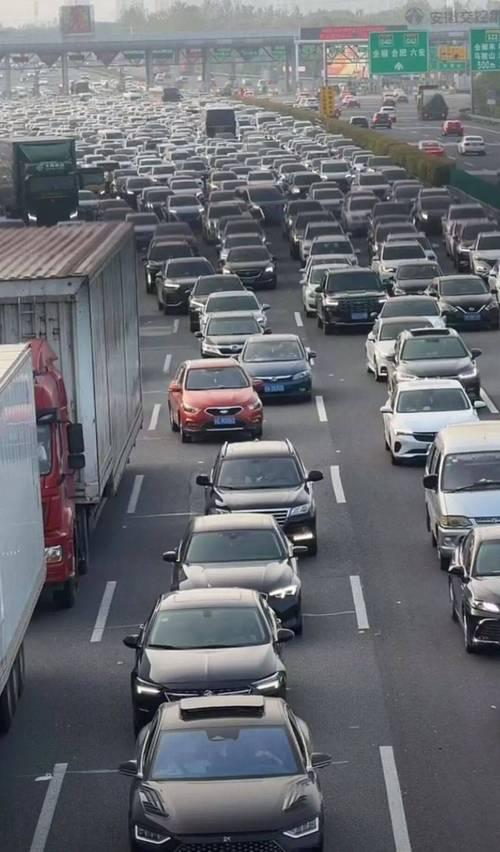 看着浩浩荡荡的返程大军，我不禁在想：如果家门口真有合适的事情可做，谁又愿意背井离