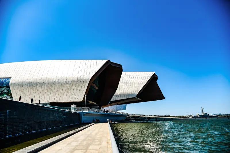 天津滨海新区的春日旅游体验简直太棒啦！首站可前往东疆亲海公园，在这里能够近距离亲