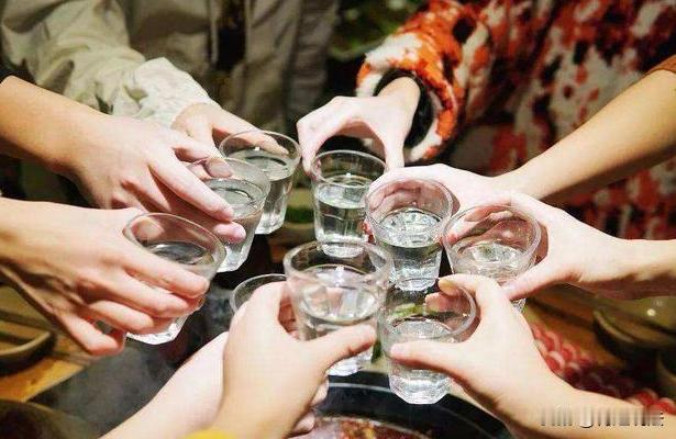 新疆库尔勒，女子葛某乙醉驾被查后，为躲处罚托朋友张某找“能人”摆平，介绍人何某称