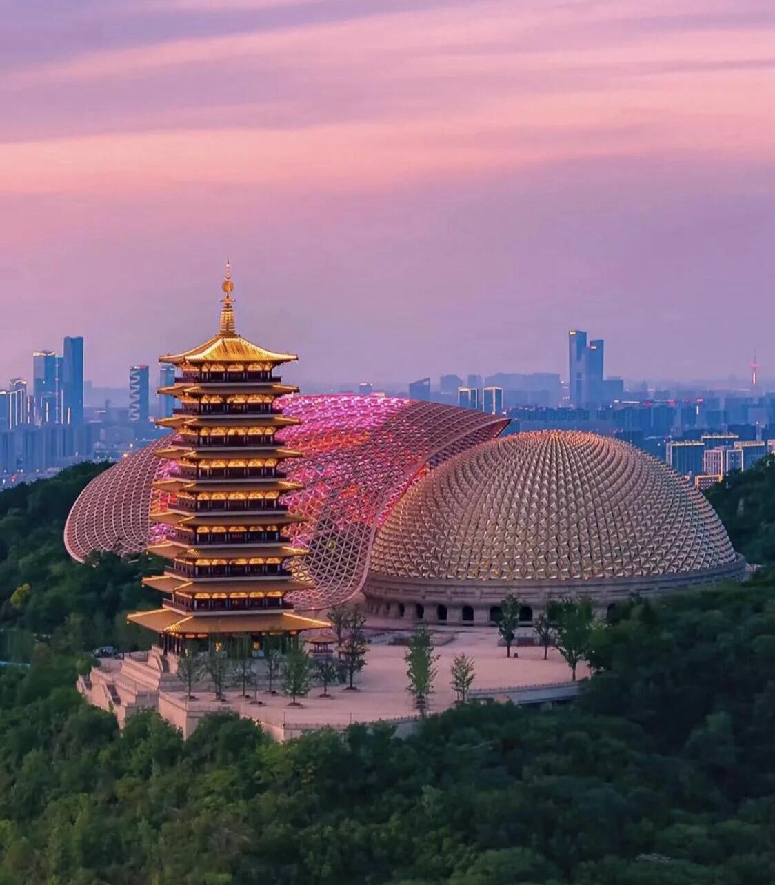 刚走出牛首山景区，坐在台阶上吹着晚风，心里攒了一堆游玩的槽点，不吐不快。出发前
