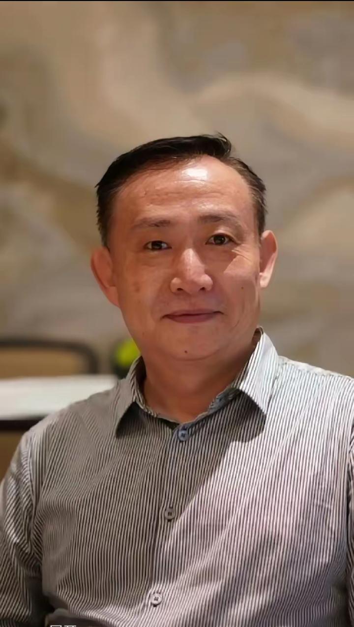 “卢麒元难掩兴奋，直接把话挑明了！10月3号的发文直接甩出三句重话：“由东大承载