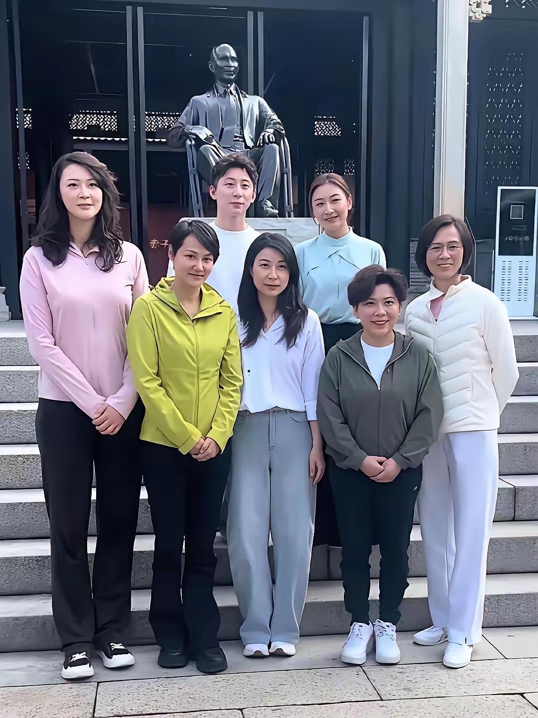 一众奥运冠军在霍英东铜像纪念场的合影，如果你认识三位以上的，绝对是高手中的高手。