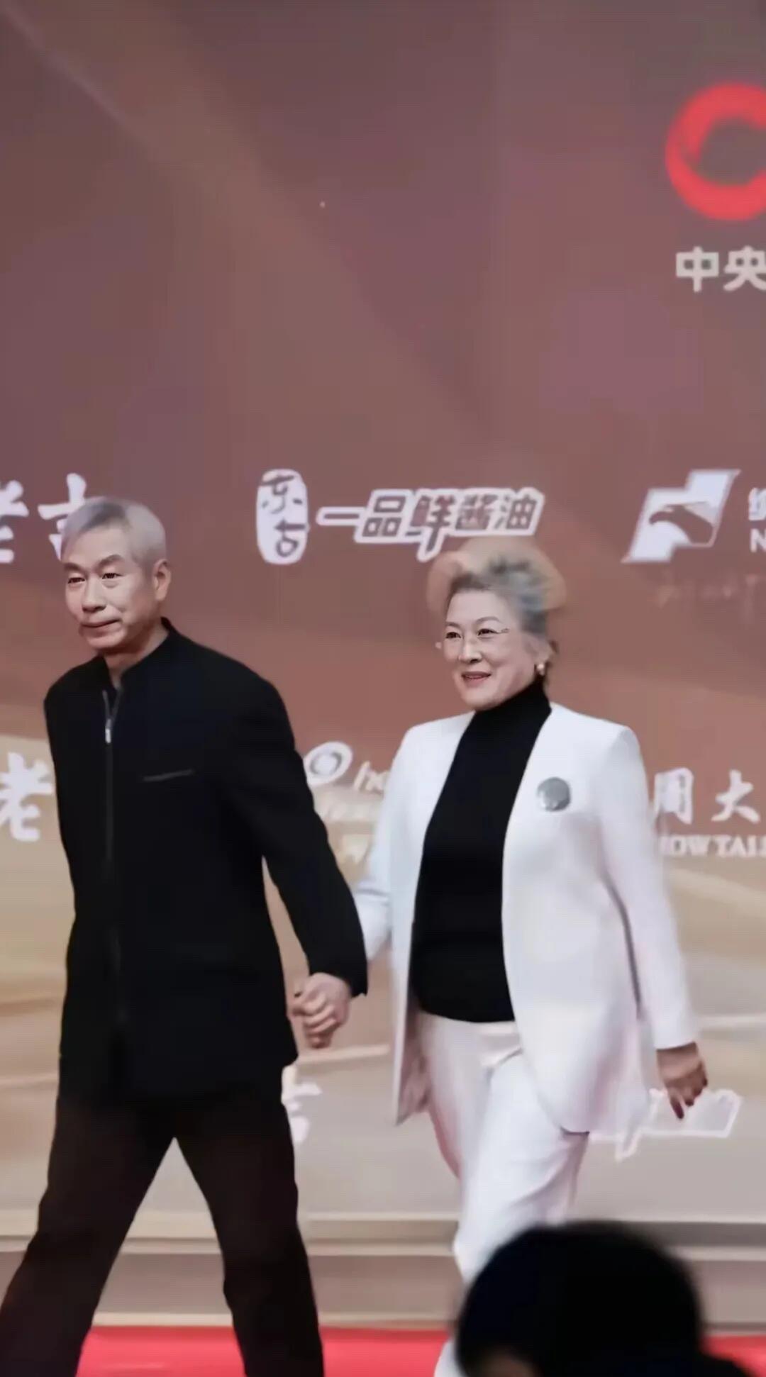两位老戏骨手牵手一起出席活动，虽然打扮的朴实，但这气场应该是全场最靓的两位，这种