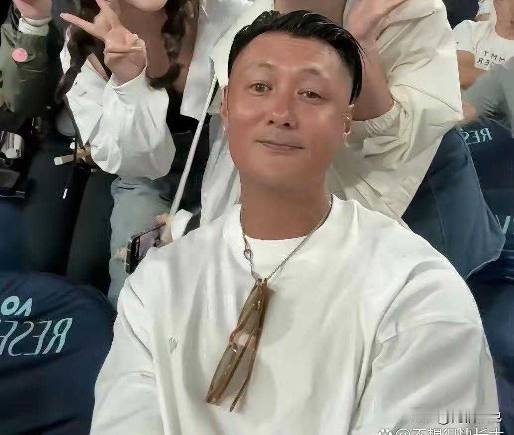 当年的梁朝伟接班人余文乐，现在也变成成熟大叔了，以前的余文乐阳光帅气，经典作品一